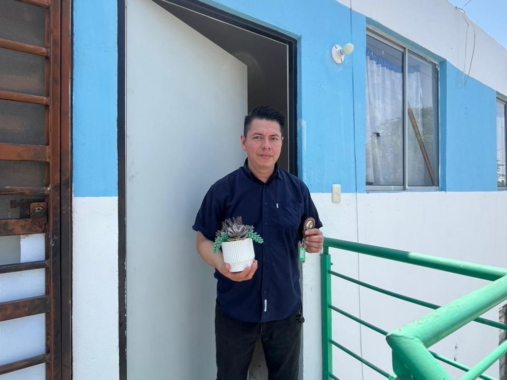 Asesor de Icallia entregando llaves a un cliente en Nuevo León