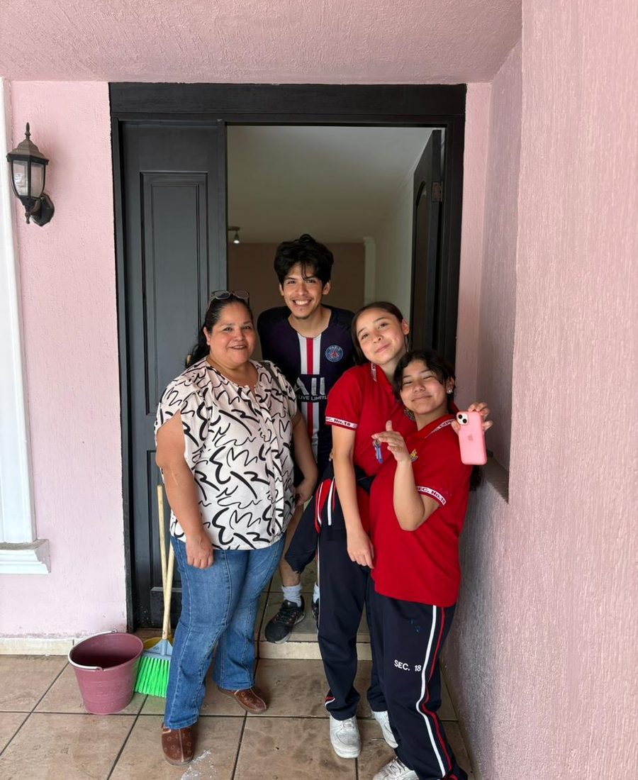 Familia recibiendo asesoría inmobiliaria con Icallia en Nuevo León