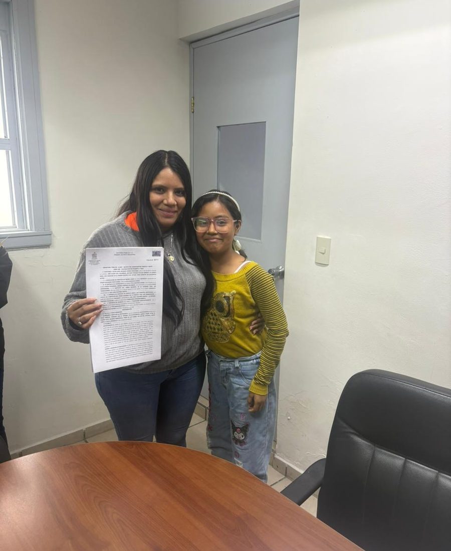 Clienta firmando escrituras con Icallia Bienes y Raíces